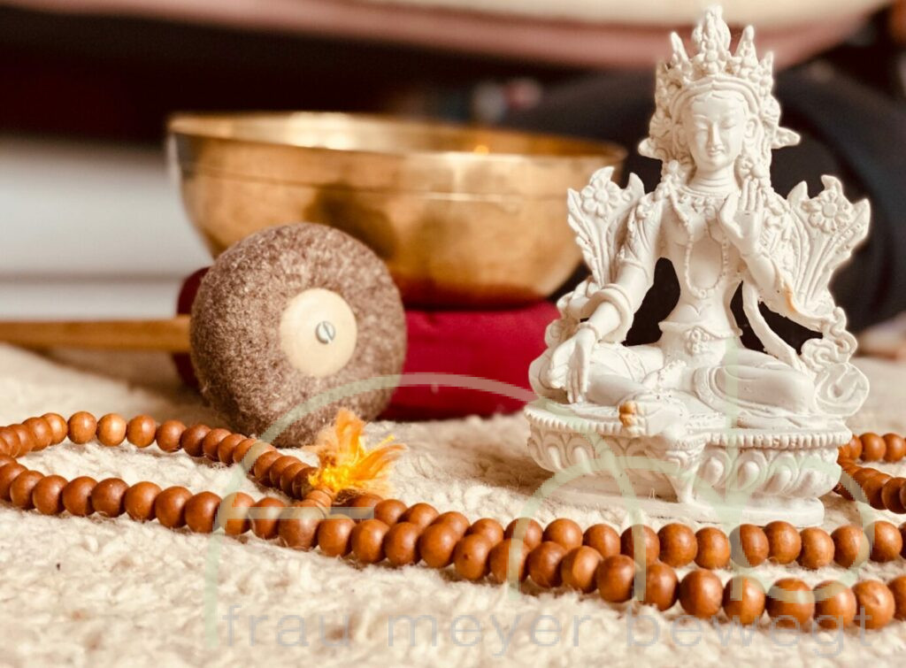 FRAU MEYER BEWEGT | Sandra Meyer bietet systemische Beratung, professionelles Coaching, kreative Unterstützung, Yoga, Meditation und Präventionskurse und verwendet Methoden aus der systemischen und hypnosystemischen Beratungspraxis, zielorientierte Yoga und Kum Nye, und videogestützt Marte Meo. Meine Praxisräume liegen zentral im Nationalpark Eifel und sind gut erreichbar aus den Gegenden um Euskirchen, Aachen, Bonn und Köln und aus der Eifel (Kall, Schleiden, Monschau, Nideggen, Hellenthal, Dahlem, Nettersheim, Mechernich und Bad Münstereifel) in Kall-Sistig und Oberschömbach.